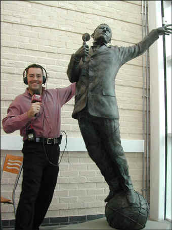 05_ian_marconi_352_352x470.jpg (43205 byte)