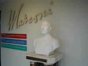 zmarconi-monument-and-museum-glace-bay-1low.jpg (12683 byte)